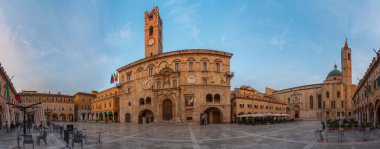 Ascoli Piceno, İtalya, 29 Eylül 2021: Palazzo dei Capitani del Popolo ve İtalyan şehri Ascoli Piceno 'daki Saint Francis Kilisesi' nin gündoğumu