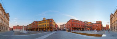 Modena, İtalya, 22 Eylül 2021: İtalyan kenti Modena 'da Piazza Roma' nın günbatımı manzarası