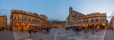 Ascoli Piceno, İtalya, 28 Eylül 2021 Palazzo dei Capitani del Popolo ve İtalyan şehri Ascoli Piceno 'daki Saint Francis Kilisesi