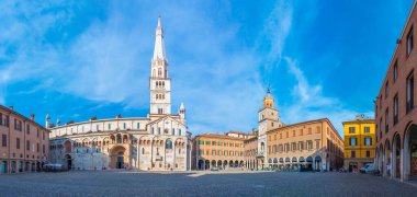 Modena, İtalya, 23 Eylül 2021: Modena Katedrali ve İtalya 'daki Ghirlandina Kulesi