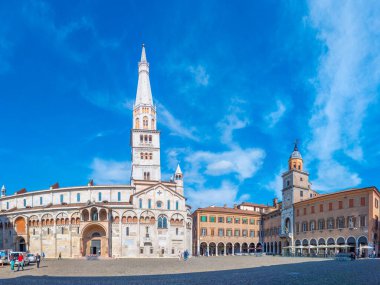 Modena, İtalya, 23 Eylül 2021: Modena Katedrali ve İtalya 'daki Ghirlandina Kulesi