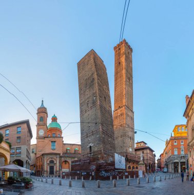Bologna, İtalya, 22 Eylül 2021: İki Kulenin Tepesi (Le Due Torri) Torre Asinelli ve Bologna 'dan Torre Garisenda