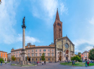 Piacenza, İtalya, 25 Eylül 2021: Santa Maria Assunta Katedrali ve Santa Giustina Piacenza, İtalya