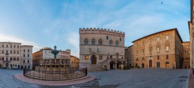 Perugia, İtalya, 2 Ekim 2021: İtalya 'nın eski Perugia kentindeki Palazzo dei Priori üzerinde gün doğumu