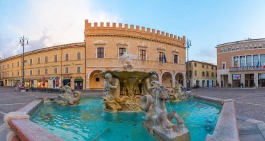 Pesaro, İtalya, 30 Eylül 2021: Pesaro, İtalya 'nın merkezindeki Palazzo Ducale' nin gündoğumu manzarası