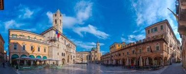 Ascoli Piceno, İtalya, 29 Eylül 2021: Palazzo dei Capitani del Popolo ve İtalyan şehri Ascoli Piceno 'daki Saint Francis Kilisesi
