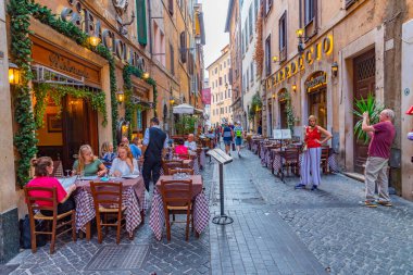 Roma, İtalya, 4 Ekim 2021: İtalya 'nın eski Roma kentindeki tarihi evler.