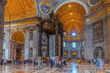 Roma, İtalya, 4 Ekim 2021: Vatikan 'daki Basilica di San Pietro' nun İçi.