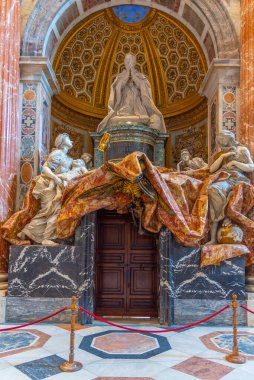 Roma, İtalya, 4 Ekim 2021: Vatikan 'daki Basilica di San Pietro' nun İçi.