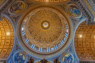 Roma, İtalya, 4 Ekim 2021: Vatikan 'daki Bazilika di San Pietro' nun dekore edilmiş tavanı.