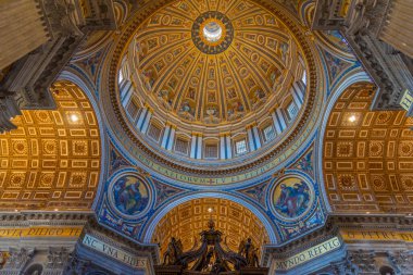 Roma, İtalya, 4 Ekim 2021: Vatikan 'daki Bazilika di San Pietro' nun dekore edilmiş tavanı.