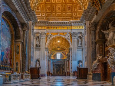Roma, İtalya, 4 Ekim 2021: Vatikan 'daki Basilica di San Pietro' nun İçi.