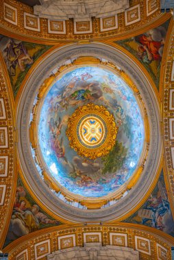 Roma, İtalya, 4 Ekim 2021: Vatikan 'daki Bazilika di San Pietro' nun dekore edilmiş tavanı.