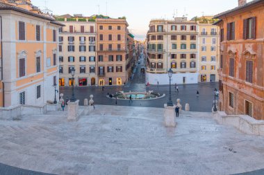 Roma, İtalya, 4 Ekim 2021: İtalya 'nın başkenti Roma' da Piazza di Spagna 'nın gündoğumu.