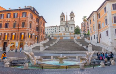Roma, İtalya, 4 Ekim 2021: İtalya 'nın başkenti Roma' da Piazza di Spagna 'nın gündoğumu.