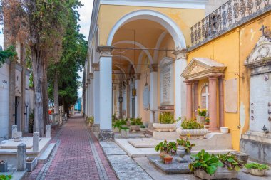 Spoleto, İtalya, 3 Ekim 2021: İtalya 'nın Spoleto kentindeki Cimitero Monumentale mezarlığında dekore edilmiş mezarlar.