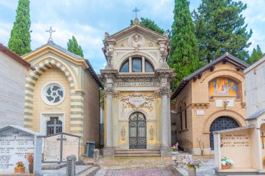 Spoleto, İtalya, 3 Ekim 2021: İtalya 'nın Spoleto kentindeki Cimitero Monumentale mezarlığında dekore edilmiş mezarlar.