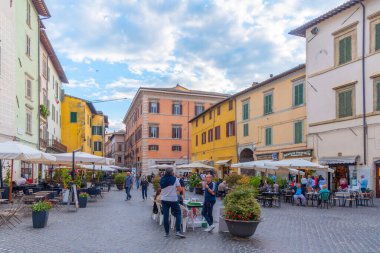 Spoleto, İtalya, 3 Ekim 2021: Piazza del Mercato İtalyan şehri Spoleto 'nun merkezinde.