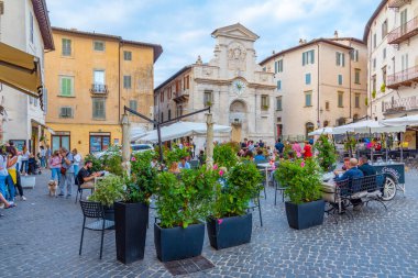 Spoleto, İtalya, 3 Ekim 2021: Piazza del Mercato İtalyan şehri Spoleto 'nun merkezinde.