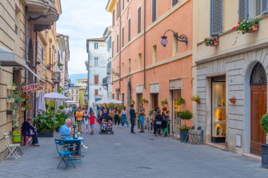 Spoleto, İtalya, 3 Ekim 2021: İtalyan Spoleto kentinin merkezindeki Dar Sokak.