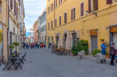 Spoleto, İtalya, 3 Ekim 2021: İtalyan Spoleto kentinin merkezindeki Dar Sokak.