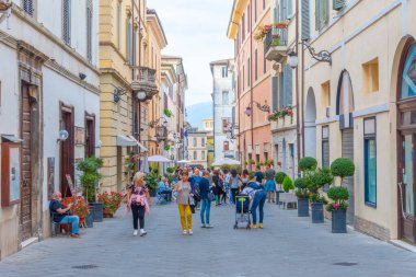 Spoleto, İtalya, 3 Ekim 2021: İtalyan Spoleto kentinin merkezindeki Dar Sokak.