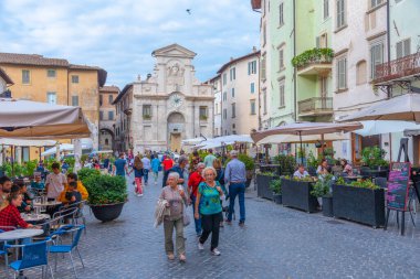 Spoleto, İtalya, 3 Ekim 2021: Piazza del Mercato İtalyan şehri Spoleto 'nun merkezinde.