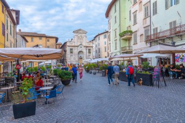 Spoleto, İtalya, 3 Ekim 2021: Piazza del Mercato İtalyan şehri Spoleto 'nun merkezinde.