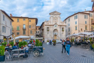 Spoleto, İtalya, 3 Ekim 2021: Piazza del Mercato İtalyan şehri Spoleto 'nun merkezinde.