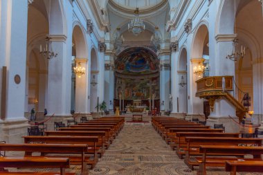 Spoleto, İtalya, 3 Ekim 2021: İtalyan Spoleto kentinin merkezindeki katedralin içi.