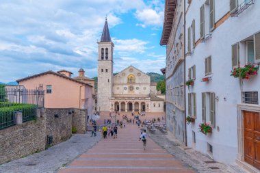 Spoleto, İtalya, 3 Ekim 2021: İtalya 'nın Spoleto kentindeki katedrale giden merdiven.