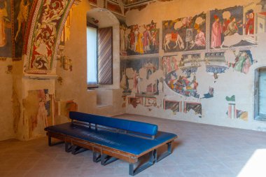 Spoleto, İtalya, 3 Ekim 2021: İtalya 'daki Spoleto şatosunda oda.