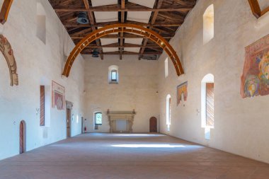 Spoleto, İtalya, 3 Ekim 2021: İtalya 'daki Spoleto şatosunda oda.