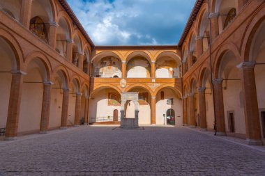 Spoleto, İtalya, 3 Ekim 2021: İtalya 'daki Spoleto şatosunda onur bahçesi.