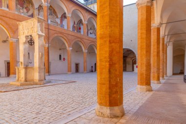 Spoleto, İtalya, 3 Ekim 2021: İtalya 'daki Spoleto şatosunda onur bahçesi.