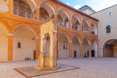 Spoleto, İtalya, 3 Ekim 2021: İtalya 'daki Spoleto şatosunda onur bahçesi.