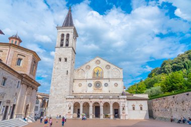 Spoleto, İtalya, 3 Ekim 2021: İtalya 'nın Spoleto kentindeki katedrale giden merdiven.