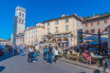 Assisi, İtalya, 3 Ekim 2021: Piazza del Comune İtalyan kasabası Assisi 'nin merkezinde.