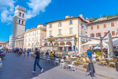 Assisi, İtalya, 3 Ekim 2021: Piazza del Comune İtalyan kasabası Assisi 'nin merkezinde.