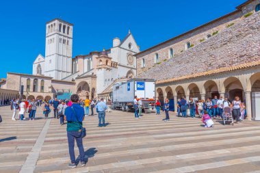 Assisi, İtalya, 3 Ekim 2021: İnsanlar Assisi, İtalya 'daki Aziz Francis Bazilikası' na geliyorlar.