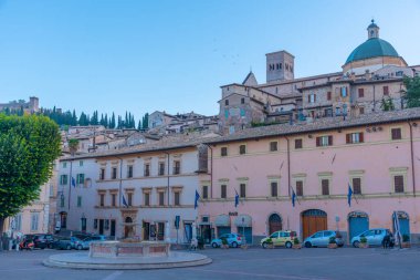 Assisi, İtalya, 3 Ekim 2021: Piazza Santa Chiara İtalyan kasabası Assisi 'nin merkezinde.