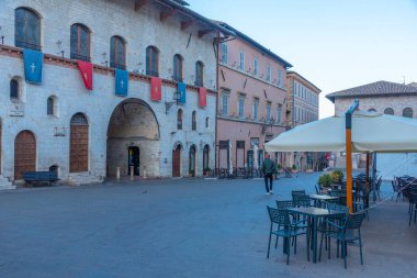 Assisi, İtalya, 3 Ekim 2021: Piazza del Comune İtalyan kasabası Assisi 'nin merkezinde.