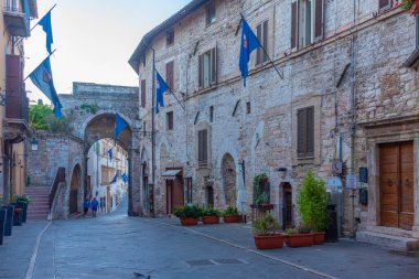 Assisi, İtalya, 3 Ekim 2021: İtalya 'nın Assisi kentindeki Torre del Popolo caddesi.