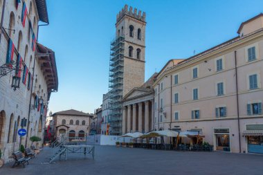 Assisi, İtalya, 3 Ekim 2021: İtalyan kasabası Assisi 'nin merkezinde Piazza del Comune üzerinde gün doğumu.