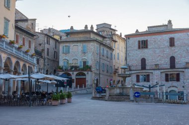 Assisi, İtalya, 3 Ekim 2021: İtalyan kasabası Assisi 'nin merkezinde Piazza del Comune üzerinde gün doğumu.