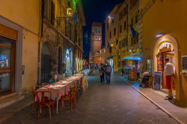 Assisi, İtalya, 2 Ekim 2021: Corso Giuseppe Manzinni 'nin İtalya' daki eski Assisi kasabasındaki gece manzarası.
