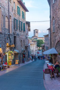 Assisi, İtalya, 2 Ekim 2021: İtalya 'nın Assisi kentindeki Dar Sokak.