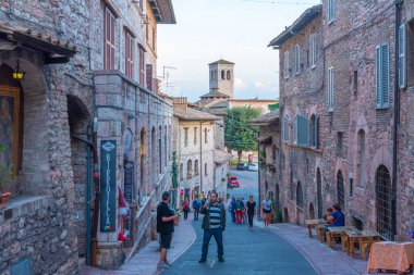 Assisi, İtalya, 2 Ekim 2021: İtalya 'nın Assisi kentindeki Dar Sokak.