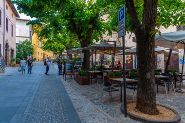 Spello, İtalya, 2 Ekim 2021: Piazza Giacomo Matteotti, İtalya 'nın Spello şehrinde.