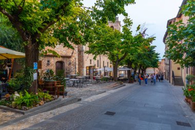 Spello, İtalya, 2 Ekim 2021: Piazza Giacomo Matteotti, İtalya 'nın Spello şehrinde.